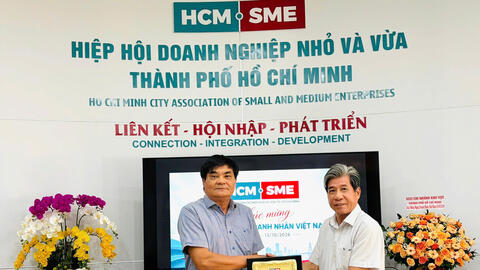 HCM-SME TRAO BẰNG TRI ÂN VÀ GIẤY KHEN GHI NHẬN ĐÓNG GÓP CỦA NGUYÊN LÃNH ĐẠO, CÁN BỘ VĂN PHÒNG HIỆP HỘI