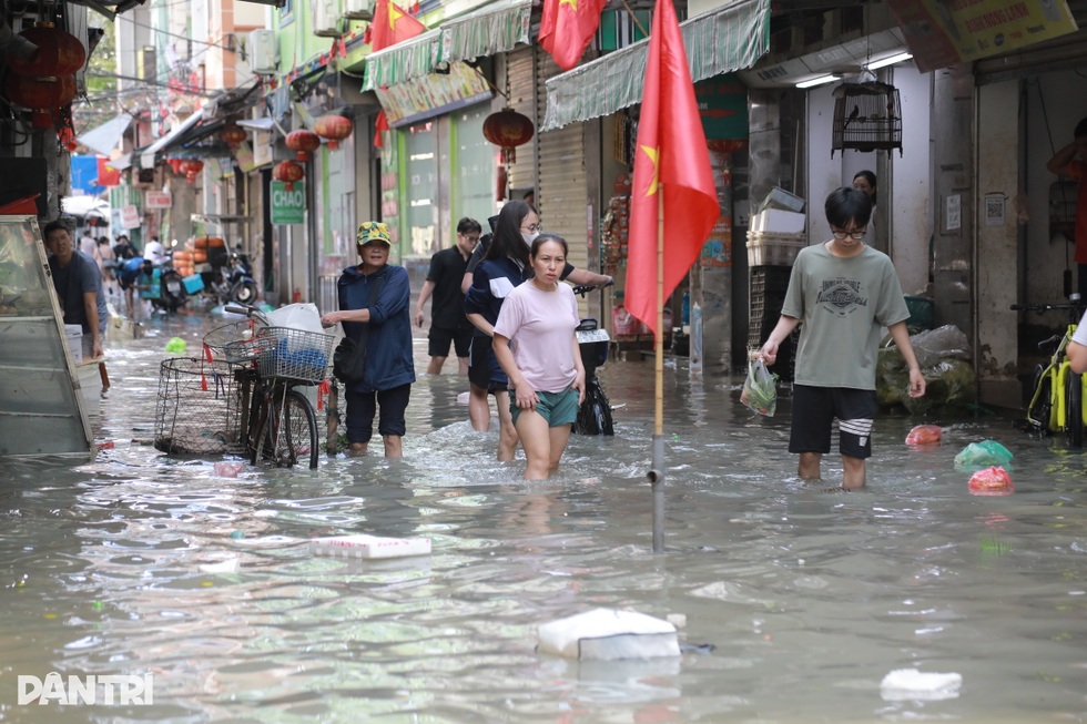 Nội bất xuất, ngoại bất nhập vì ngập, người Hà Nội thả thang kéo đồ ăn - 4 Nội bất xuất, ngoại bất nhập vì ngập, người Hà Nội thả thang kéo đồ ăn - 4