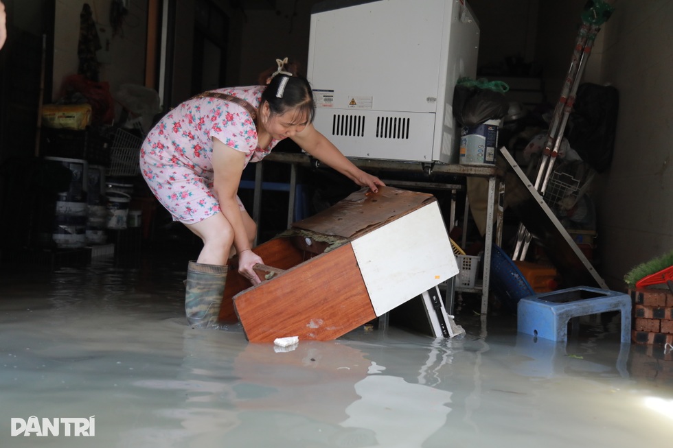 Nội bất xuất, ngoại bất nhập vì ngập, người Hà Nội thả thang kéo đồ ăn - 5 Nội bất xuất, ngoại bất nhập vì ngập, người Hà Nội thả thang kéo đồ ăn - 5