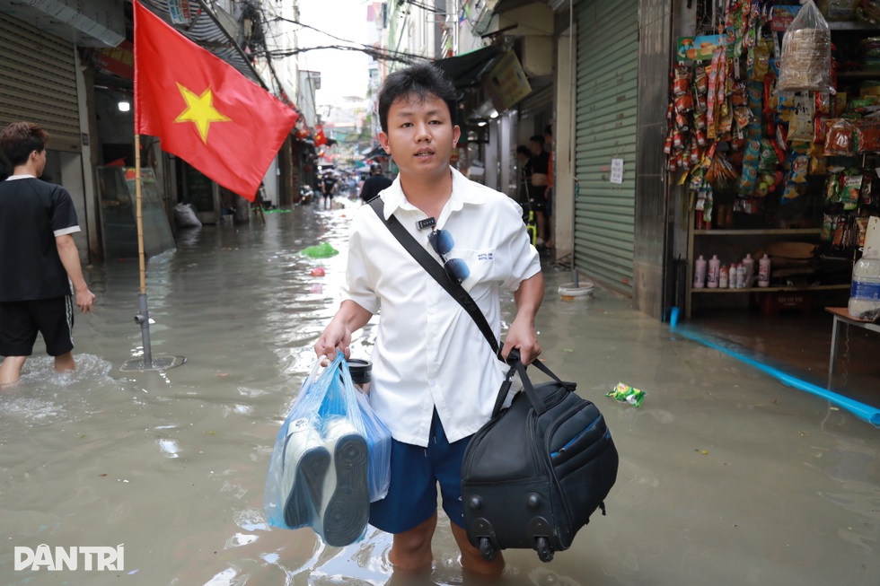 Nội bất xuất, ngoại bất nhập vì ngập, người Hà Nội thả thang kéo đồ ăn - 6 Nội bất xuất, ngoại bất nhập vì ngập, người Hà Nội thả thang kéo đồ ăn - 6