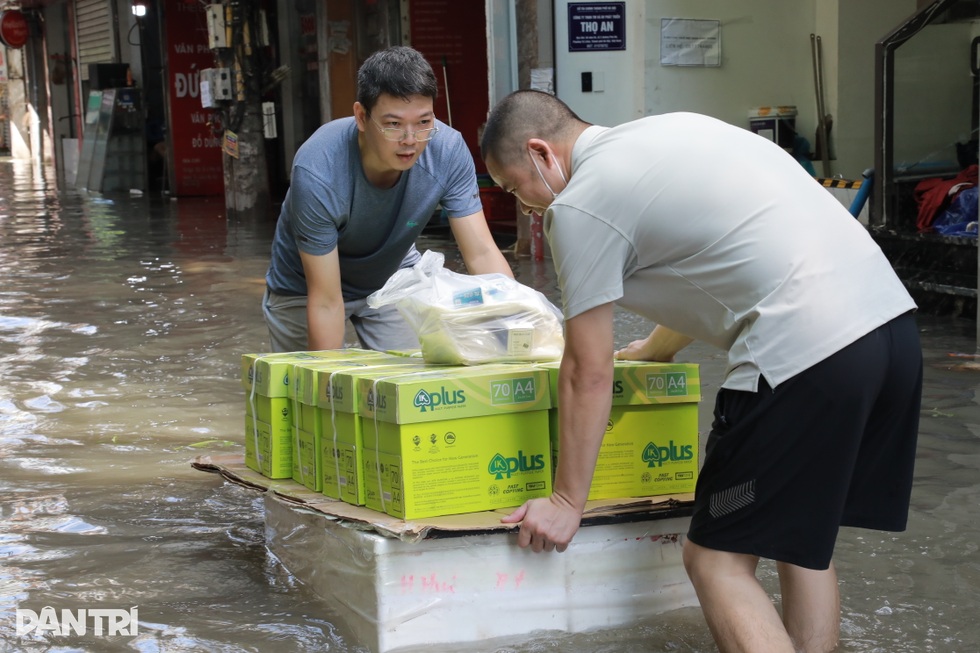 Nội bất xuất, ngoại bất nhập vì ngập, người Hà Nội thả thang kéo đồ ăn - 3 Nội bất xuất, ngoại bất nhập vì ngập, người Hà Nội thả thang kéo đồ ăn - 3