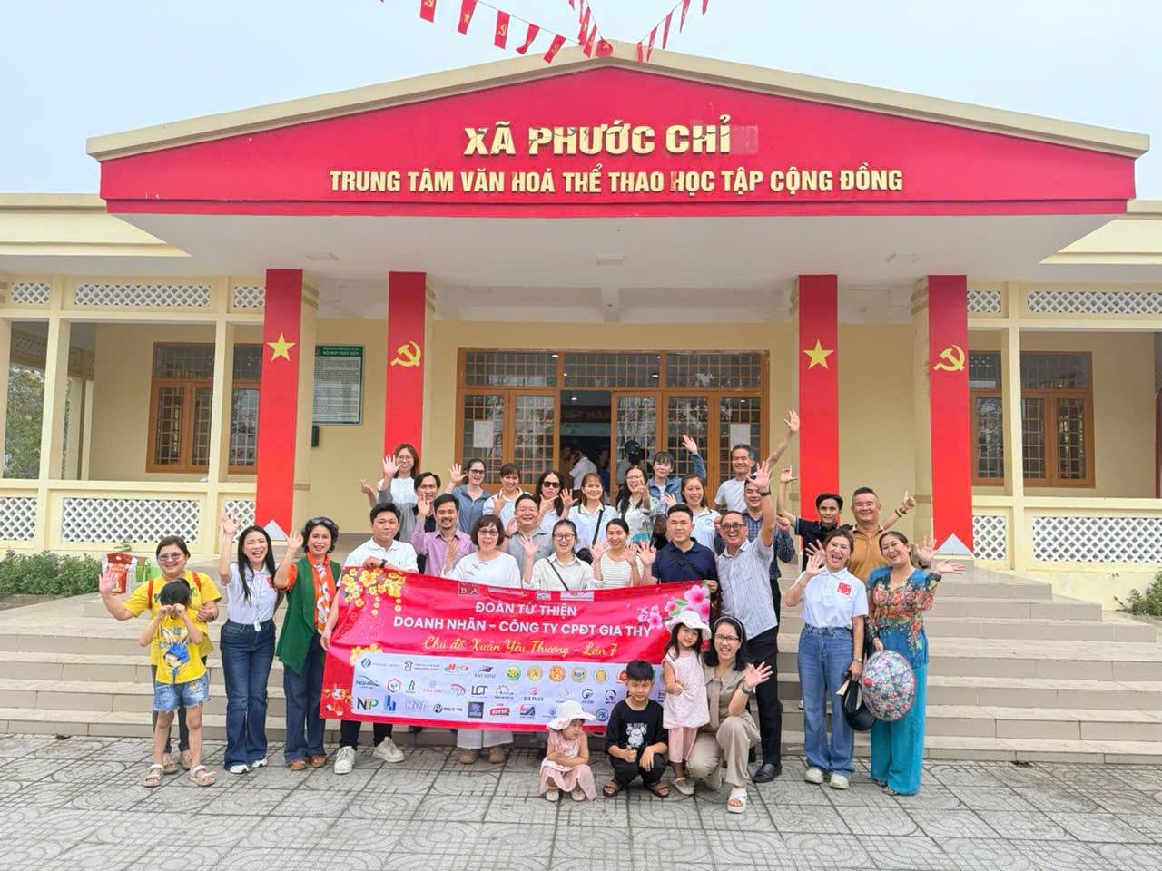 C&oacute; thể l&agrave; h&igrave;nh ảnh về một hoặc nhiều người, đền thờ v&agrave; văn bản