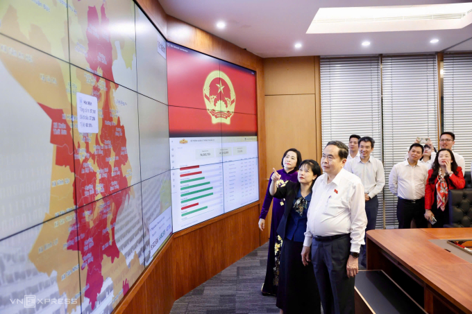 Chủ tịch Quốc hội Trần Thanh Mẫn c&ugrave;ng c&aacute;c th&agrave;nh vi&ecirc;n Hội đồng bầu cử quốc gia theo d&otilde;i cập nhật kết quả bỏ phiếu tr&ecirc;n cả nước. Ảnh: Giang Huy