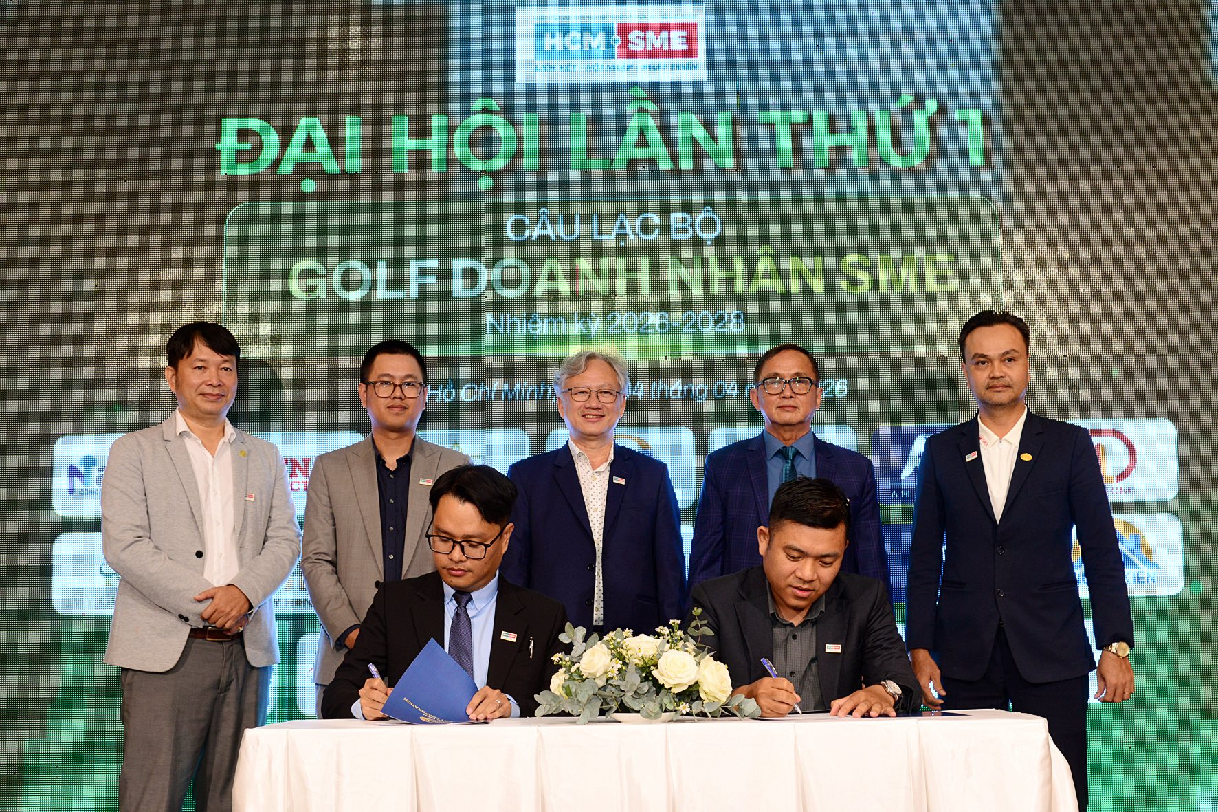 C&oacute; thể l&agrave; h&igrave;nh ảnh về văn bản cho biết 'HCM SME รง สตัอลรบสนค mEer Py ĐẠI HỘI L&Agrave;N THỨI 1 C&Acirc;U LAC BỘ GOLF DOANH NH&Acirc;N SME Nhiệm Nhiệm.ky2026-2028 kỳ 2026 2028 TOCHO OC HỒ Ch&iacute; Minh. Ni 4 th&aacute;ng 04 26 AN tN IEN'