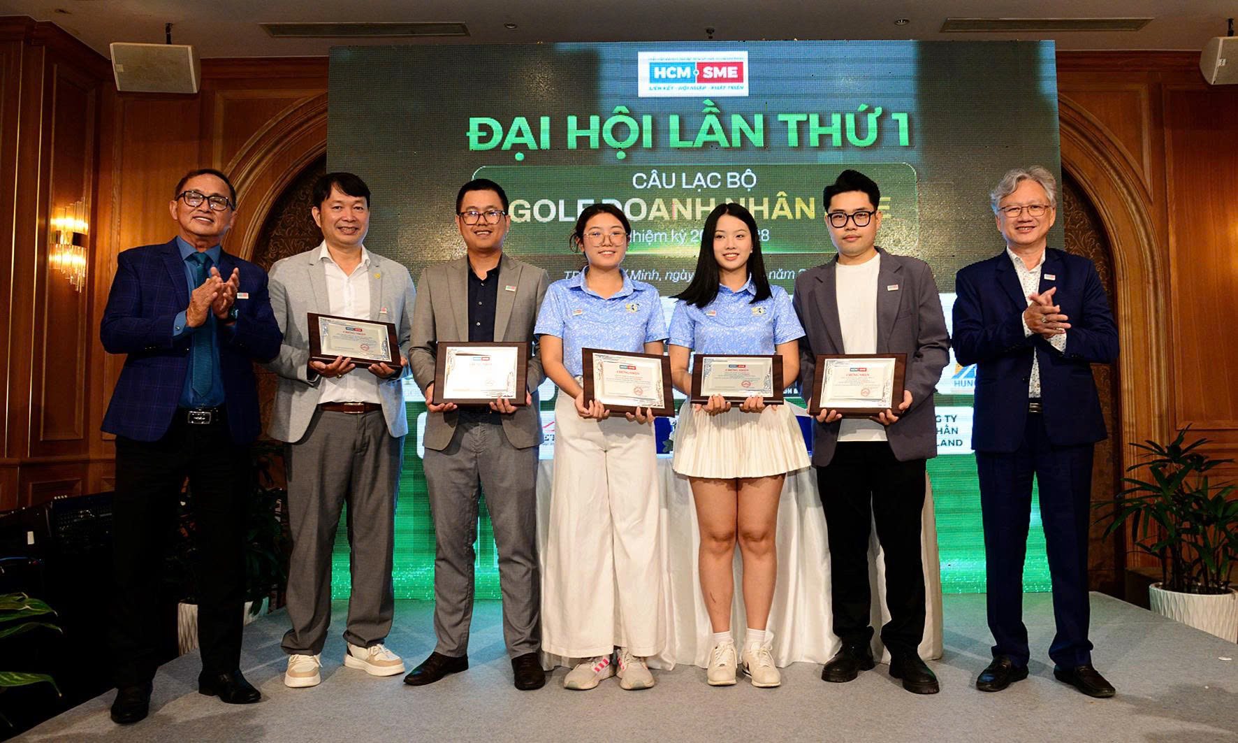 C&oacute; thể l&agrave; h&igrave;nh ảnh về văn bản cho biết 'HCM SME ĐẠI HỘI LẦN THỨ 1 C&Acirc;U LẠC C&Acirc;ULACBỘ BỘ GOLDOANH OANH H&Acirc;N! GOLF thiệmy2 8 Minh, nyάy กรัท MIN TY AND HAN AND'