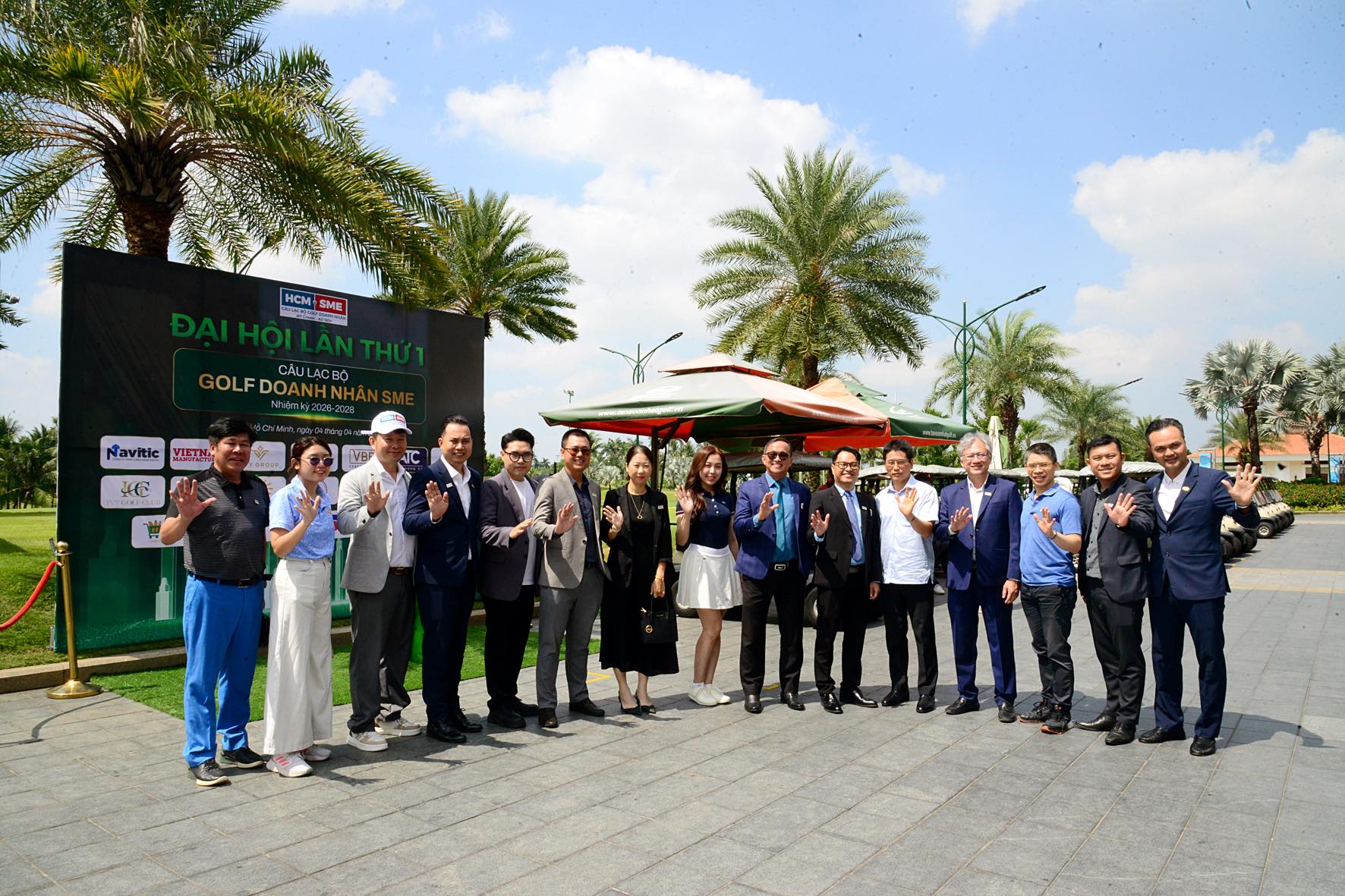 C&oacute; thể l&agrave; h&igrave;nh ảnh về &lrm;một hoặc nhiều người, mọi người đang đ&aacute;nh golf v&agrave; &lrm;văn bản cho biết '&lrm;جن HCM SME は C&Acirc;U OLFDOANHN ACB CBỘ GOLFD CAULACBO Navitic MTtNe HC VEP&lrm;'&lrm;&lrm;