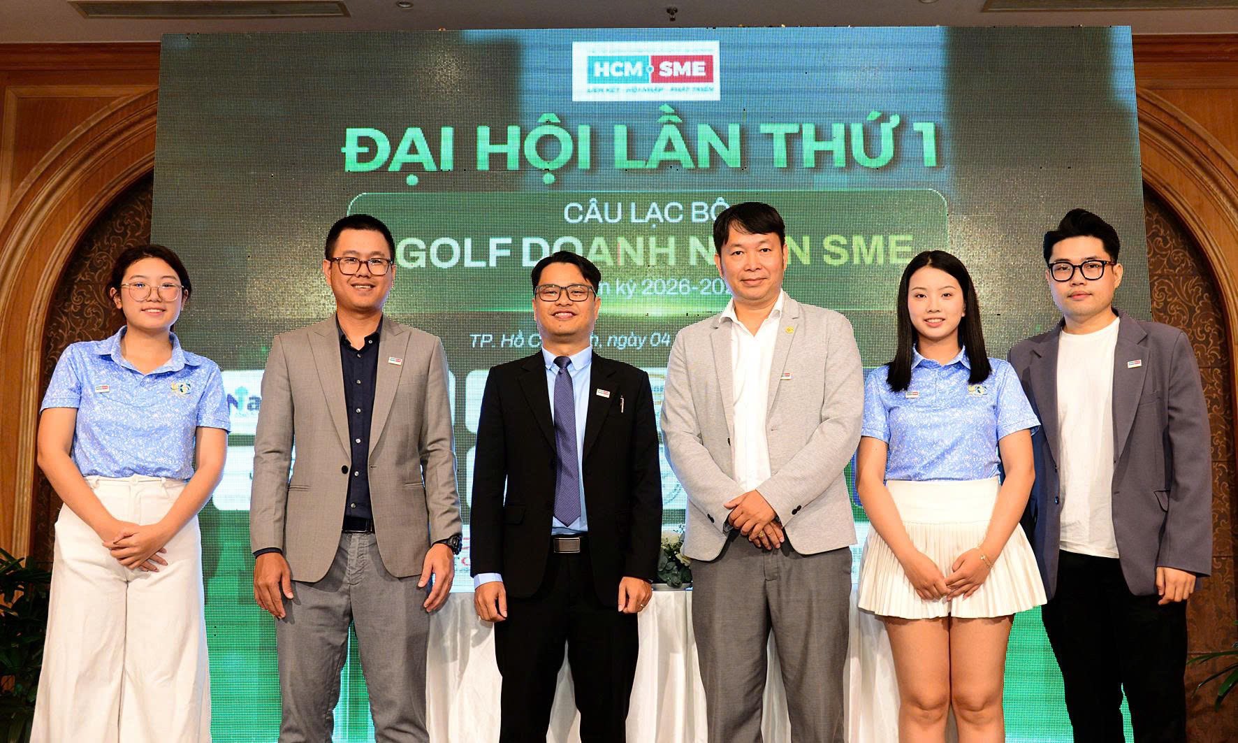 C&oacute; thể l&agrave; h&igrave;nh ảnh về một hoặc nhiều người v&agrave; văn bản cho biết 'HCM-SME SAMNAT HCM SME ĐẠI HỘI LẦN THỨ 1 C&Acirc;U LAC BỘ GOLF DOANH GOLFDOANHN N nky2026-20 ky 2026- 20 N SME TP.HC Hόc TP. Na ng&agrave;y p.ng&agrave;y04 04'