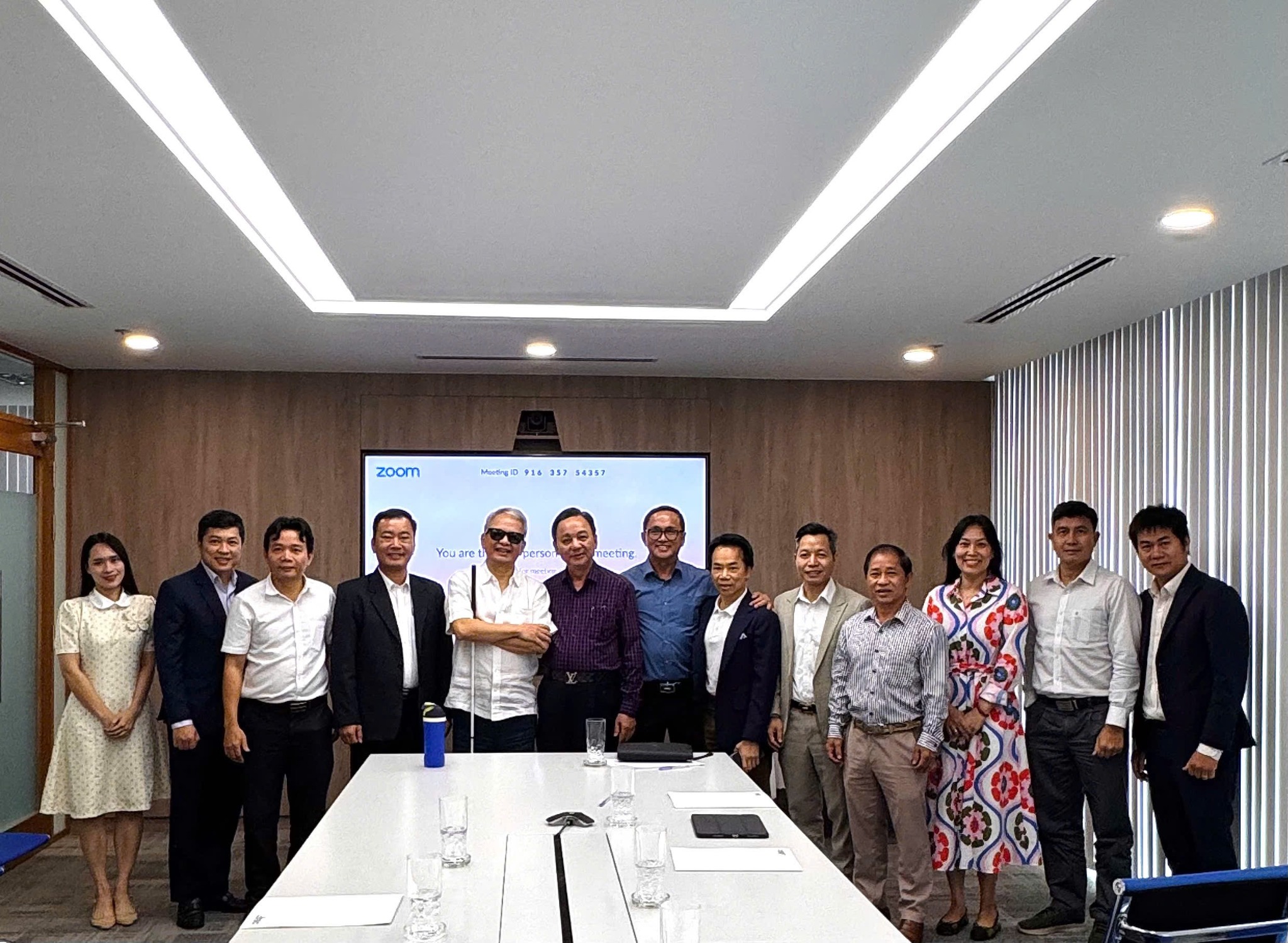 Có thể là hình ảnh về một hoặc nhiều người và văn bản