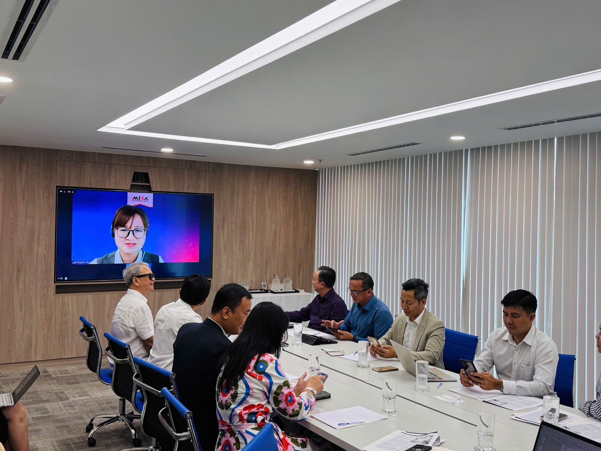 Có thể là hình ảnh về một hoặc nhiều người, mọi người đang học và văn bản
