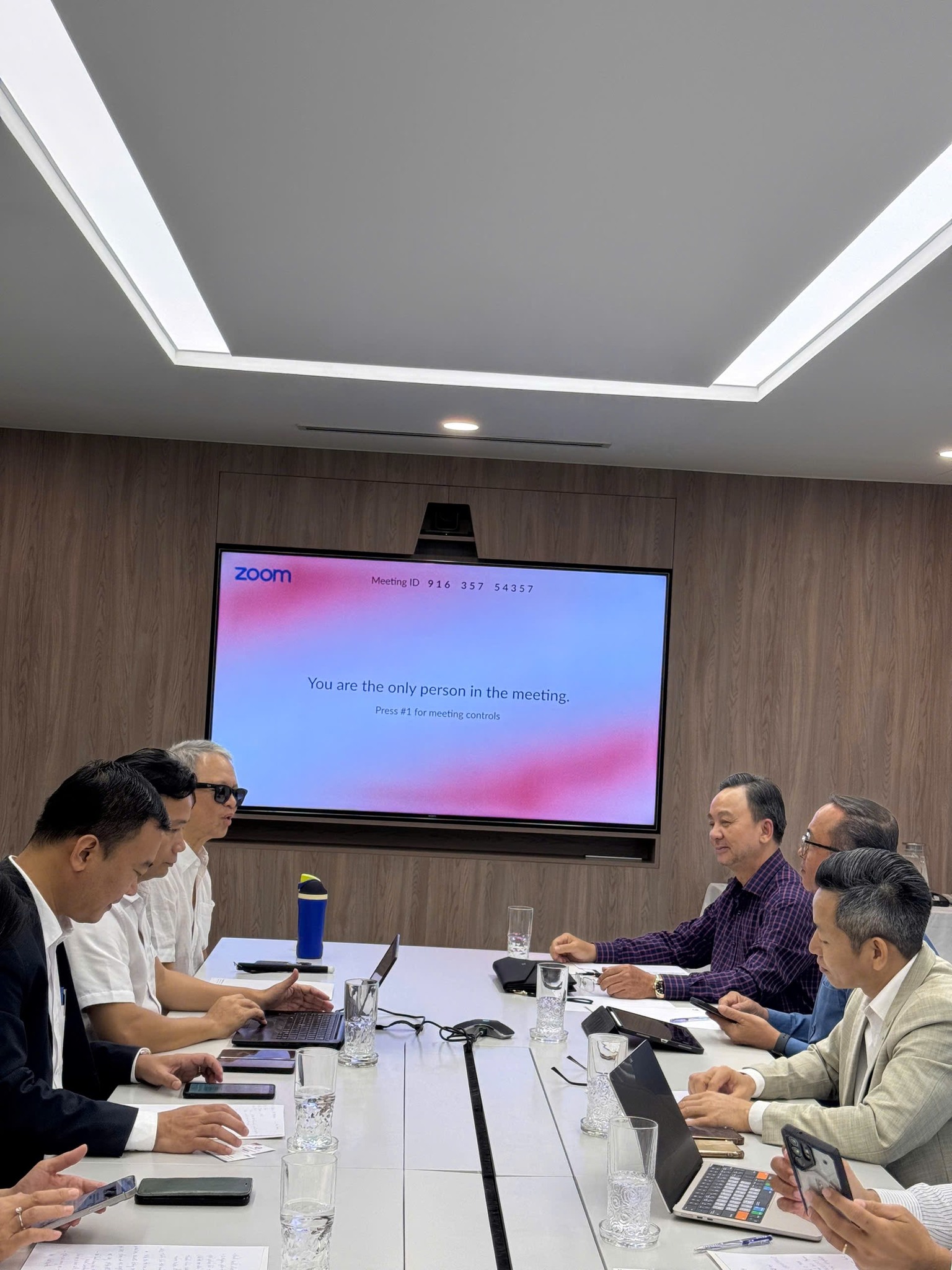 Có thể là hình ảnh về học tập, thiết bị chiếu sáng, phòng tin tức và văn bản