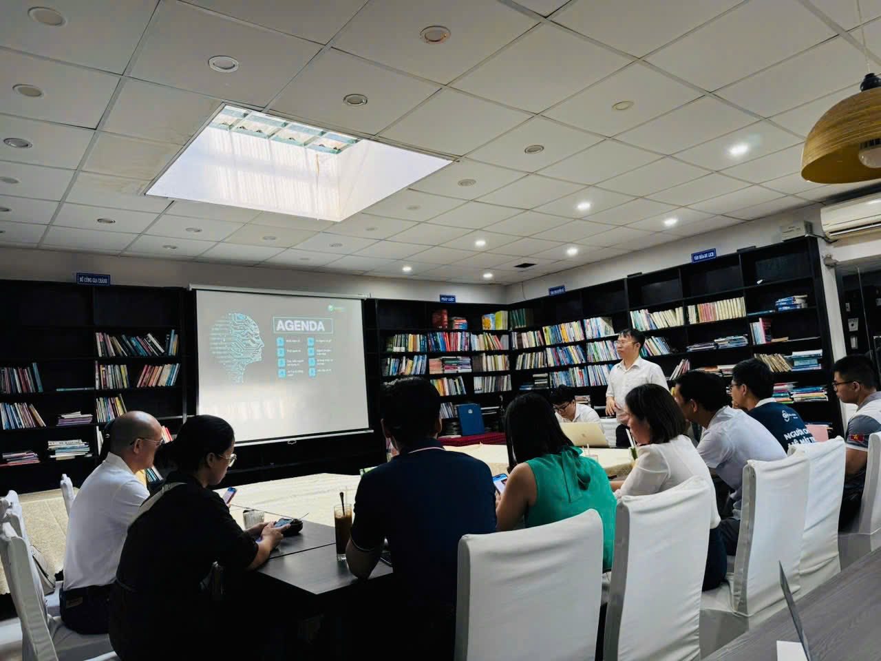 C&oacute; thể l&agrave; h&igrave;nh ảnh về học tập, TV, ph&ograve;ng tin tức v&agrave; văn bản