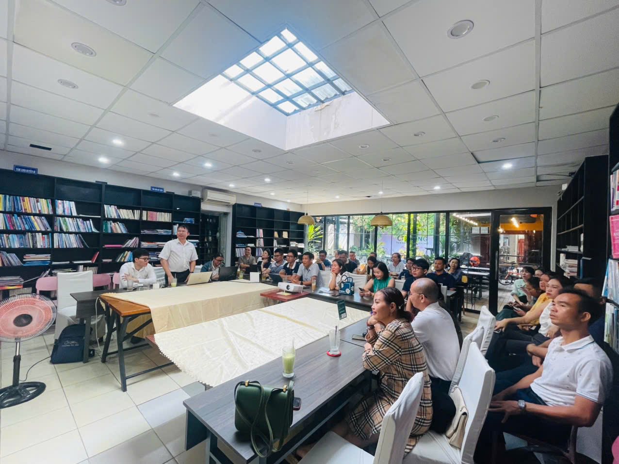 C&oacute; thể l&agrave; h&igrave;nh ảnh về một hoặc nhiều người, mọi người đang học, b&agrave;n v&agrave; văn bản