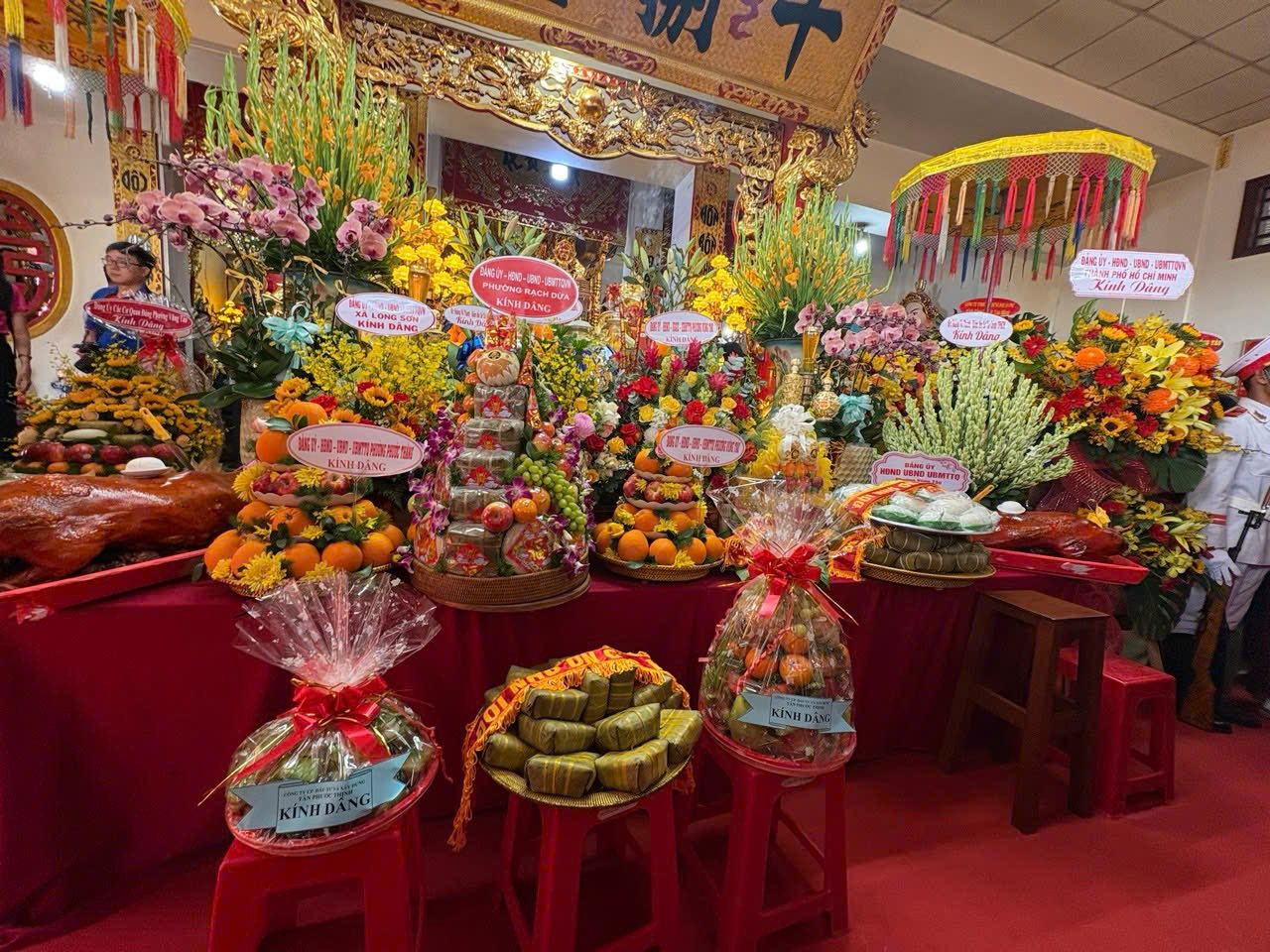 Có thể là hình ảnh về đền thờ và văn bản