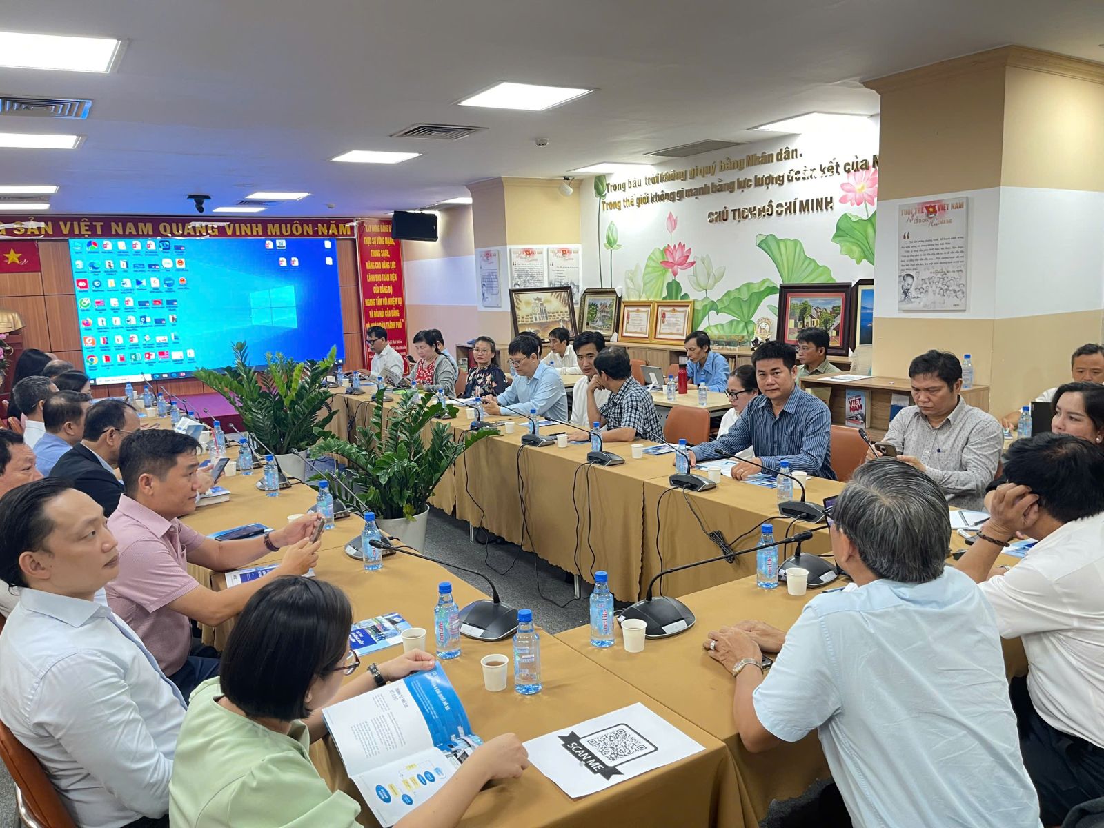&Ocirc;ng Nguyễn Duy Hưng &aacute;o sọc xanh tham gia hội nghị